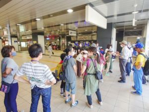 朝早くから駅に集合