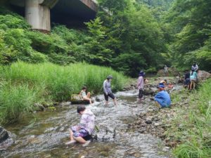 照りつける太陽の下で川遊び